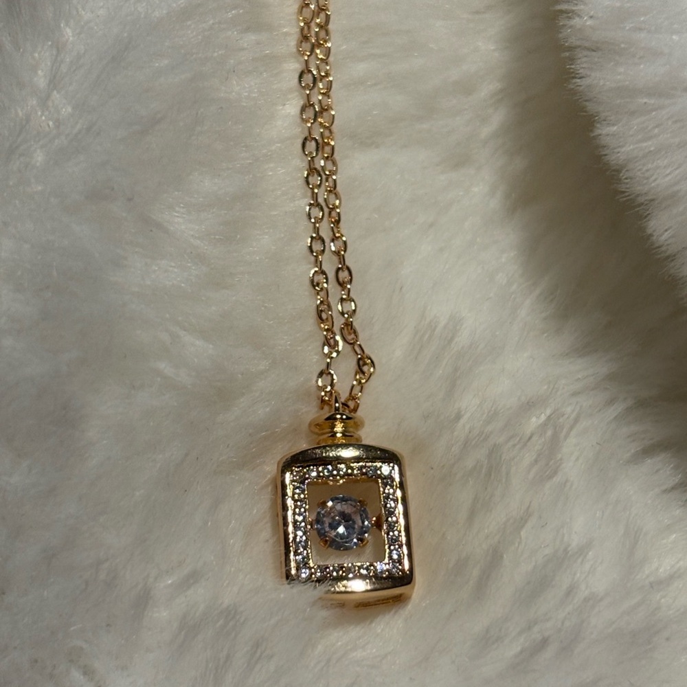 Elegant Gold Pendant Necklace